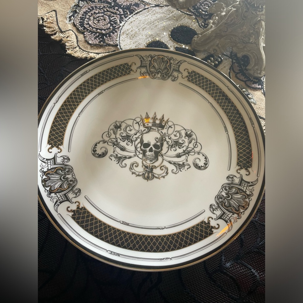 GRACE TEAWARE NWOT Crowned Skull Gothic Design Fine Porcelain Cake Pedestal - Picture 3 of 11